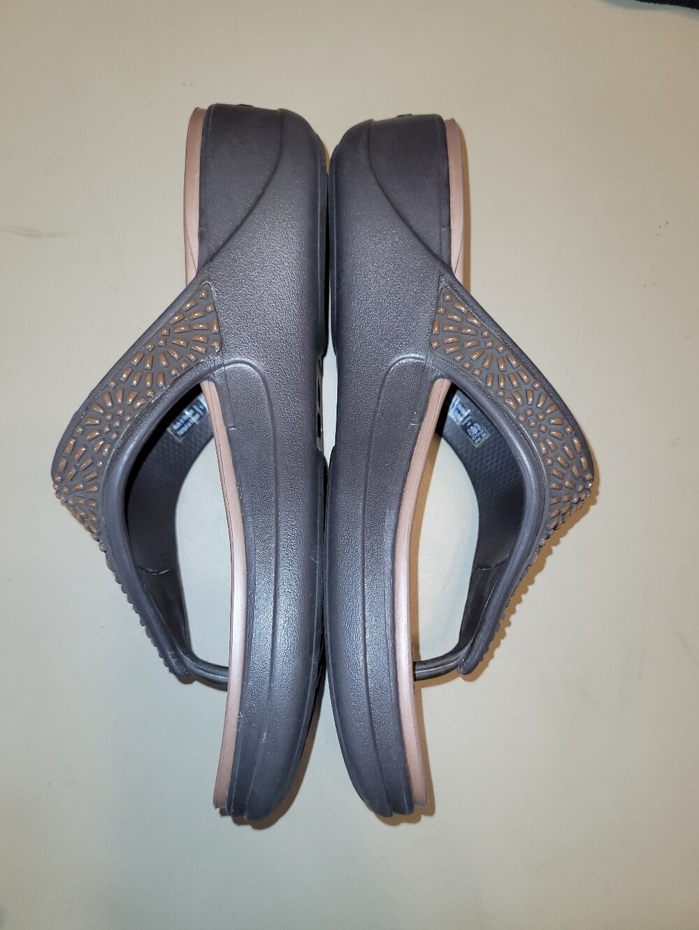 CROCS Women's Slate Gray Thong Sandal with Tan Sunburst And Footbed. Size 6 - Picture 4 of 6